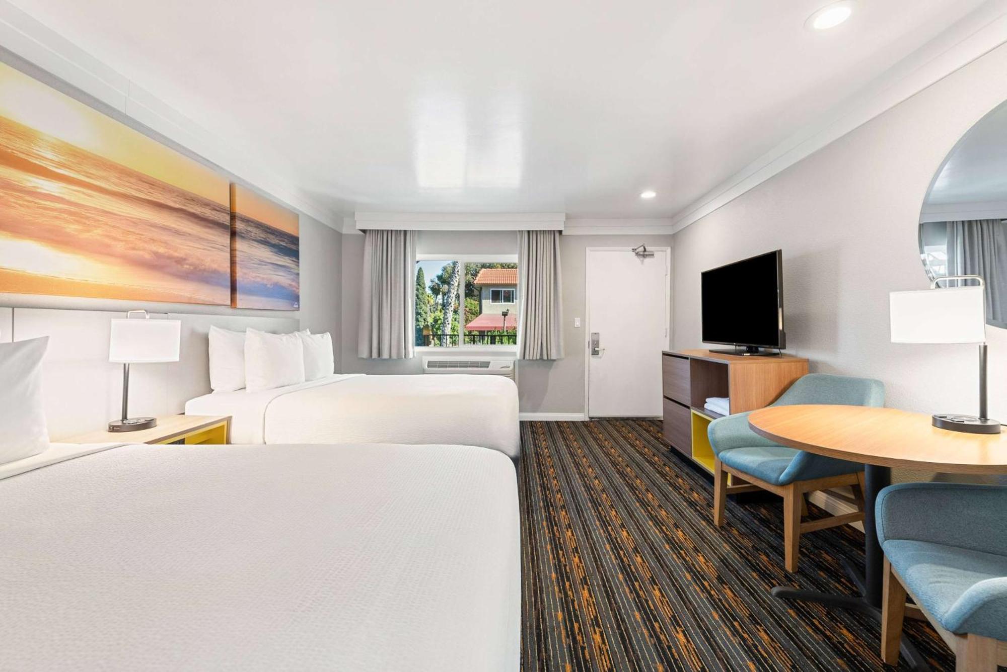Days Inn By Wyndham San Diego Hotel Circle Bagian luar foto