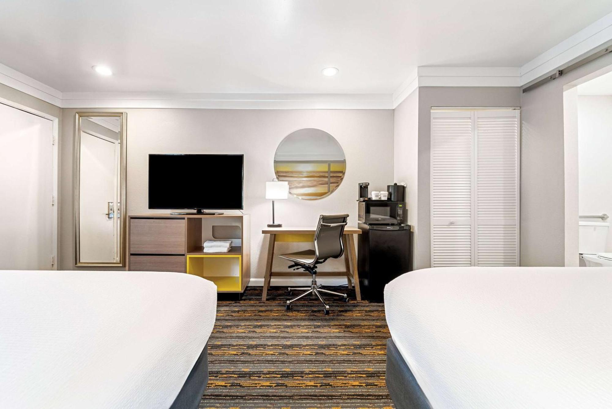 Days Inn By Wyndham San Diego Hotel Circle Bagian luar foto